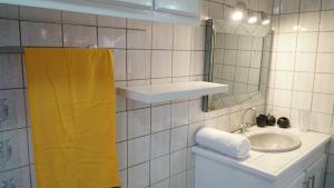 ein Bad mit einem Waschbecken und einem Spiegel in der Unterkunft Tranquility Place in Willemstad