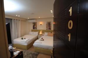 Voodi või voodid majutusasutuse Pyramids Heart Hotel toas