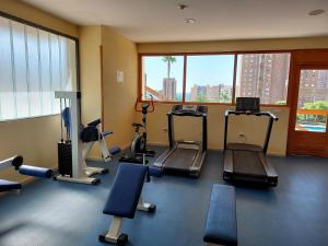 - une salle de sport avec des tapis de course et des équipements de cardio-training dans un bâtiment dans l'établissement Las Marinas 8o con Vistas al Mar y Piscina by Vero, à Benidorm