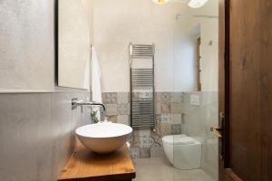 La salle de bains est pourvue d'un lavabo et de toilettes. dans l'établissement Agriturismo Bellosguardo, à Reggello