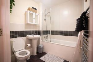 y baño con aseo, lavabo y ducha. en Cosy 2 Bedroom flat in Stevenage en Stevenage