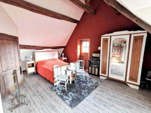 una camera con letto, tavolo e sedie di Villa de 4 chambres avec piscine privee jardin clos et wifi a Mont pres Chambord a Mont-près-Chambord