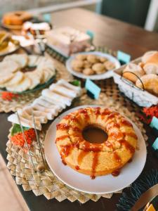 una mesa cubierta con platos de bollería y otros alimentos en Nirvana Pipa, en Pipa