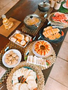 una mesa con muchos tipos diferentes de comida en ella en Nirvana, en Pipa