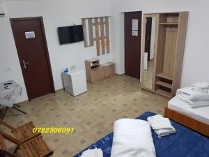 Zimmer mit 2 Betten und einem TV an der Wand in der Unterkunft EL Capitano - Mamaia Nord in Mamaia Nord – Năvodari