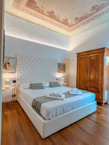 1 dormitorio con 1 cama grande y techo en Appartamento al Teatro Romano, en Verona