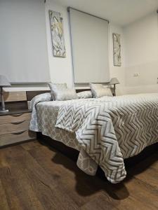 1 dormitorio con 1 cama con manta de cebra en Hotel Rural Aznaitín, en Albanchez de Úbeda