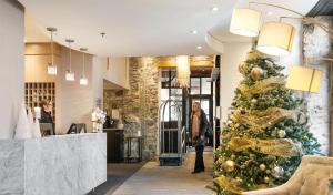 ein Weihnachtsbaum in der Lobby eines Ladens in der Unterkunft Hotel Port-Royal in Québec