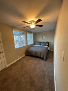 Schlafzimmer mit einem Bett und einem Deckenventilator in der Unterkunft New Stylish Midtown With One Bedroom (Unit D) in Phoenix
