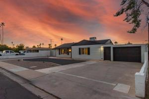 ein Haus auf einem Parkplatz mit Sonnenuntergang in der Unterkunft New Stylish Midtown With One Bedroom (Unit D) in Phoenix