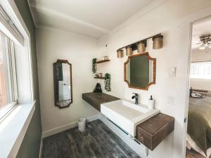 y baño con lavabo y espejo. en Woody Mountain Bed & Breakfast en Flagstaff