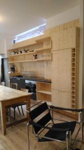une cuisine avec une table en bois et une salle à manger dans l'établissement Lons appartement T1 centre ville, à Lons-le-Saunier