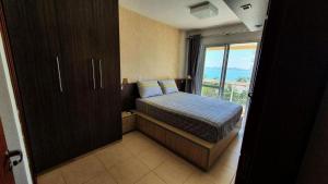 een kleine slaapkamer met een bed en een raam bij Nautilus Beira Mar in Penha +26 foto's