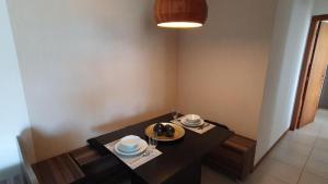 een tafel met een bord eten erop bij Nautilus Beira Mar in Penha