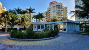 een gebouw voor een gebouw met palmbomen bij Nautilus Beira Mar in Penha