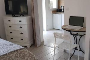 - une chambre avec un lit et un ordinateur portable sur un bureau dans l'établissement ty-yan, à Tours
