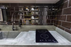 a kitchen with a sink and a stove at MY512 - Bela Vista - Studio Moderno "Próx. a Paulista" in Sao Paulo +39 photos