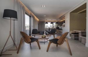 a living room with chairs and a table at MY512 - Bela Vista - Studio Moderno "Próx. a Paulista" in Sao Paulo