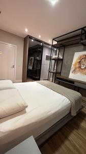 1 dormitorio con 2 literas y una pintura del león en Casa alto padrão com piscina em Foz en Foz do Iguaçu
