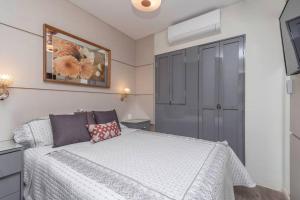 En eller flere senge i et værelse på Flat surpreendente 4 pessoas em condomínio moderno 02 suites climatizados + 28 billeder