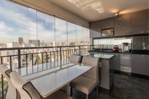 Køkken eller tekøkken på Flat surpreendente 4 pessoas em condomínio moderno 02 suites climatizados