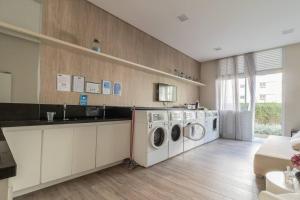 Køkken eller tekøkken på Flat surpreendente 4 pessoas em condomínio moderno 02 suites climatizados