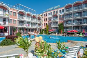 un hotel con piscina frente a un complejo en Hotel Longoza - All Inclusive, en Sunny Beach
