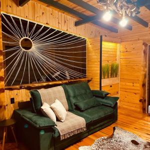 - un salon avec un canapé vert dans l'établissement Pousada Flocos de Neve, à Urubici