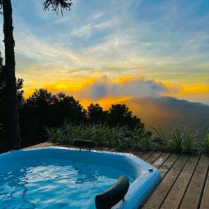 a hot tub with a view of the mountains at Pousada Flocos de Neve in Urubici