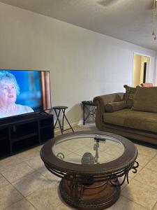TV a/nebo společenská místnost v ubytování Cozy, Comfortable, and Convenient!