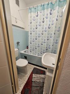 uma casa de banho com um WC, um lavatório e uma cortina de chuveiro em City Apartment für Gäste in Hannover 1-2 Personen em Hanôver