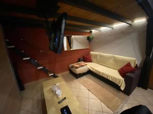 uma sala de estar com um sofá e uma mesa em A&A Rooftop em Somma Lombardo