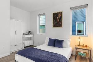 1 dormitorio con 1 cama y 2 ventanas en Meleys' Crimson Keep: Driftmark's Suite, en Seattle