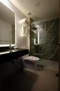 La salle de bains est pourvue d'un lavabo, de toilettes et d'une douche. dans l'établissement LAS BRISAS SUR, à La Paz