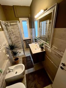 イヴレーアにあるSalvandolaのバスルーム(洗面台、トイレ、鏡付)