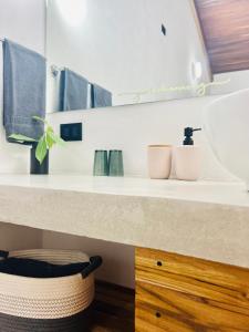 Televiisor ja/või meelelahutuskeskus majutusasutuses Calipso Ocean Lodge- Avellana Beach Hotel