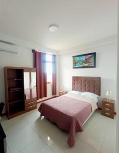 Tempat tidur dalam kamar di D'eluxe Hotel Talara ubicado a 5 minutos del aeropuerto y a 8 minutos del Centro Civico