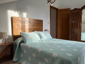 A bed or beds in a room at A PORTELA - Pereiro de Aguiar