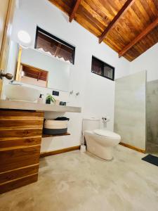 Vannituba majutusasutuses Calipso Ocean Lodge- Avellana Beach Hotel
