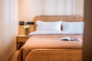 Un pat sau paturi într-o cameră la Qingdu - LiYuan Hotel