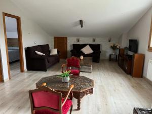 een woonkamer met een bank en een tafel bij A PORTELA - Pereiro de Aguiar in Covas