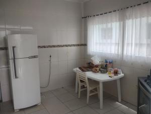 Kjøkken eller kjøkkenkrok på Casa de hóspedes nos Carianos perto do aeroporto