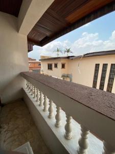 een balkon met uitzicht op een gebouw bij Professional Apt. Spacious Duplex 24/7Power 10 min to Airport in Lagos