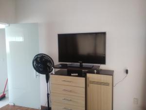 Et tv og/eller underholdning på Casa de hóspedes nos Carianos perto do aeroporto