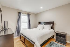 Katil atau katil-katil dalam bilik di Irvington Vacation Rental about 20 Mi to Manhattan!
