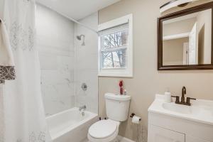 Bilik mandi di Irvington Vacation Rental about 20 Mi to Manhattan!