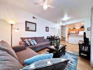 - un salon avec un canapé et une table dans l'établissement Lovely Family Townhome in Great Location-2200SCD townhouse, à Kissimmee