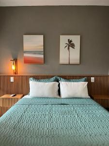 Un dormitorio con una cama con una palmera. en Palulu Flat - Conforto e Conveniência Garantidos - Ar Condicionado - Área de Lazer com Piscina e Sauna - Garagem Subterrânea - Serviço de Praia en Juquei