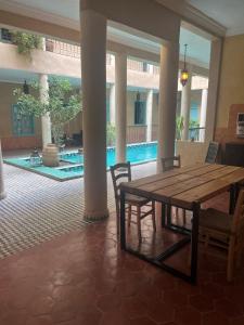 Hotel Riad Taroudant内部或周边的泳池