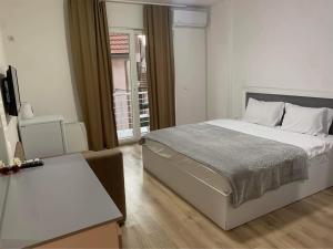 um quarto com uma cama grande e uma sala de estar em Vila Andrra em Struga